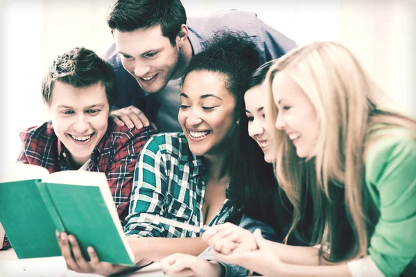 Estudiantes leyendo libro en la escuela — Foto de Stock