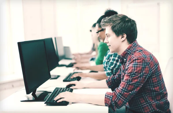 Estudante com computador estudando na escola — Fotografia de Stock