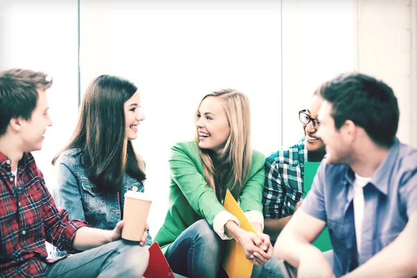 Studenten communiceren en lachen op school — Stockfoto