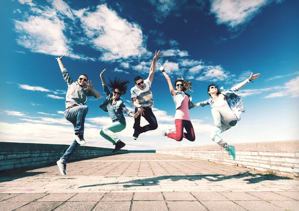 Grupa nastolatków, skoki — Zdjęcie stockowe