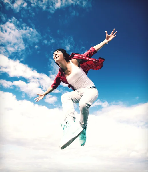 Танцующая девушка прыгает — стоковое фото