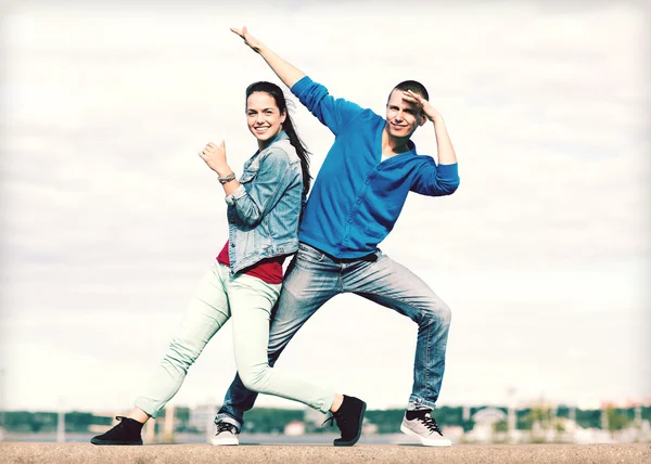 Para nastolatków taniec poza — Zdjęcie stockowe