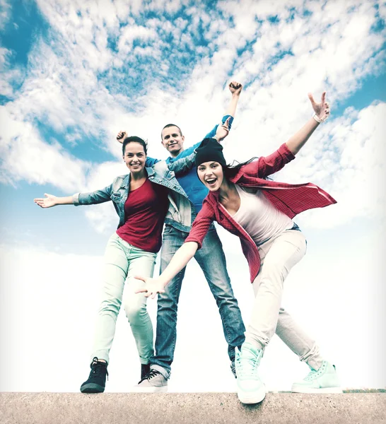 Grupo de adolescentes bailando — Foto de Stock