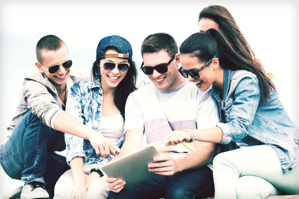 Grupo de adolescentes olhando para tablet pc — Fotografia de Stock