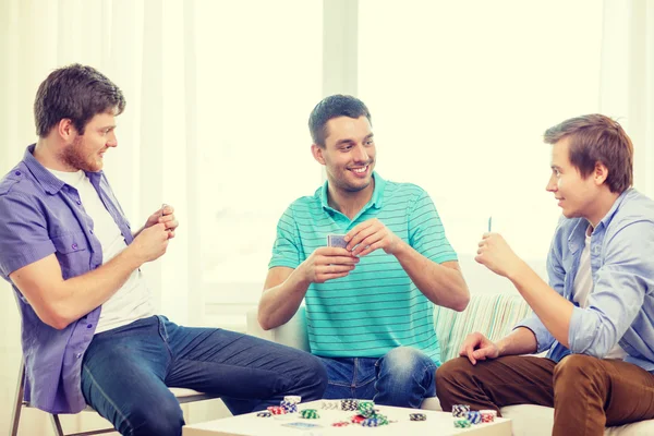 행복 한 3 남자 친구 집에서 포커 게임 — 스톡 사진