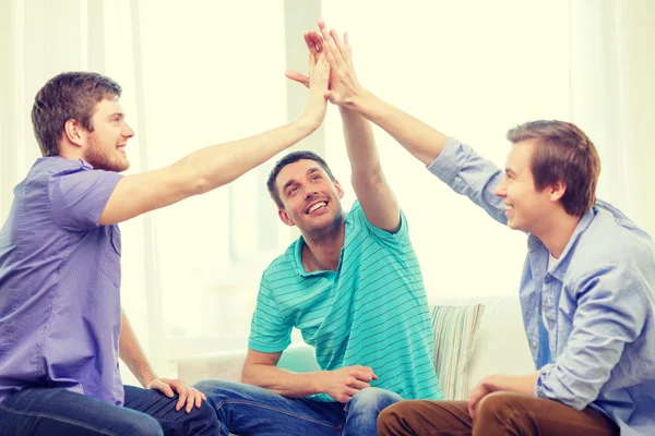 Люди дают пять. Агрессия мужчины к женщине. Два друга. Мужчина и женщина дают пять. Парни дают пять.