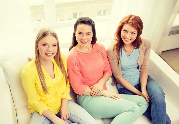 Trois copines en train de parler à la maison — Photo