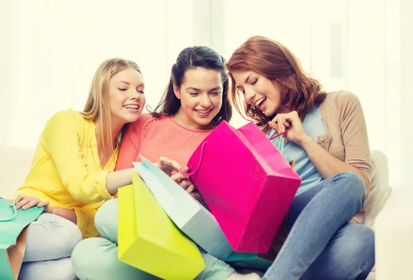 Lächelnde Teenager-Mädchen mit vielen Einkaufstüten — Stockfoto
