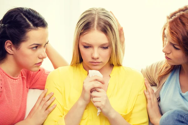 Twee tienermeisjes troostend andere na breuk — Stockfoto