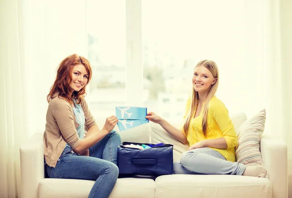 Due adolescenti sorridenti con biglietti aerei — Foto Stock