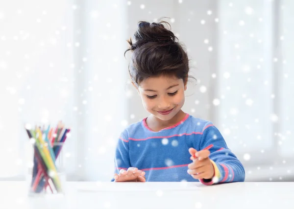 Lachende meisje met potloden tekening thuis — Stockfoto
