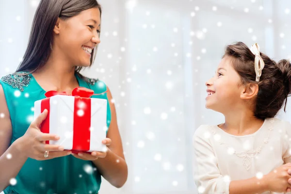 Feliz madre y niña con caja de regalo —  Fotos de Stock