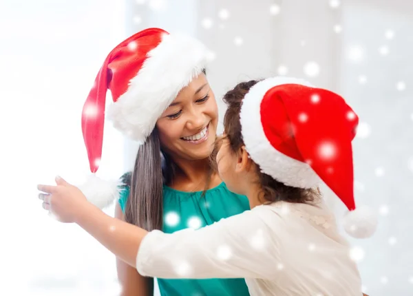 Gelukkig moeder en kind meisje met doos van de gift — Stockfoto