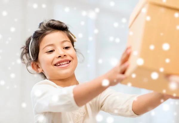 Smiling little girl with gift box — Stock Photo, Image