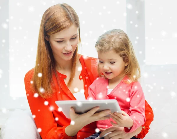 Mãe feliz e filha com computador tablet pc — Fotografia de Stock