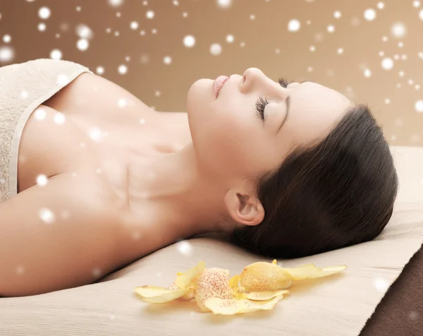 Beautiful young woman in spa — Stock Photo, Image