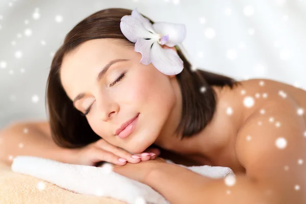 Beautiful young woman in spa — Stock Photo, Image