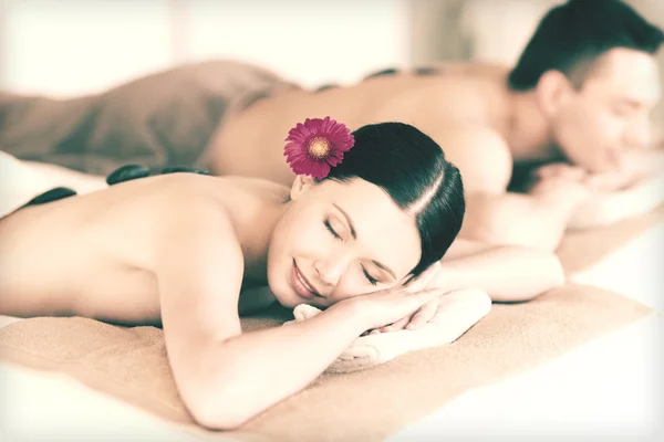 Couple en spa avec pierres chaudes — Photo