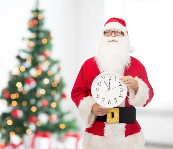 Mann im Kostüm von Weihnachtsmann mit Uhr — Stockfoto
