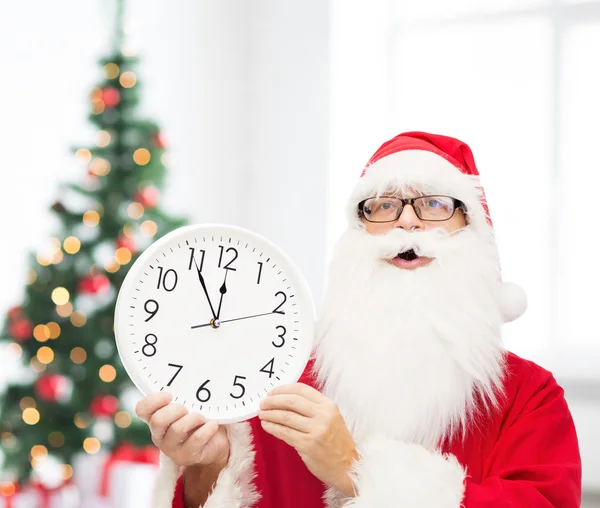 Man in kostuum van de kerstman met klok — Stockfoto