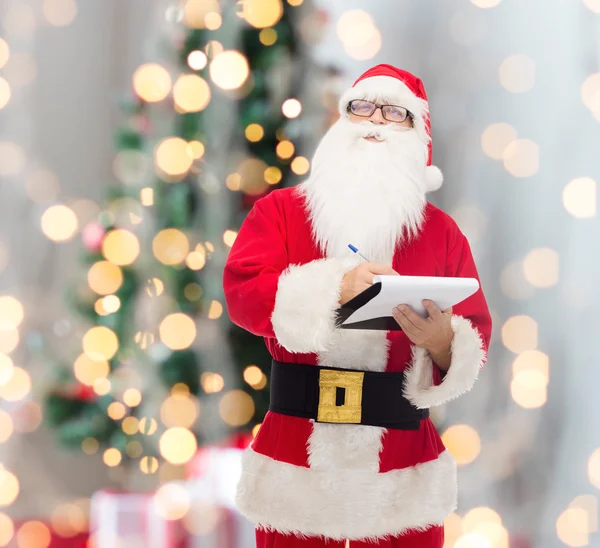Uomo in costume di Babbo Natale con blocco note — Foto Stock