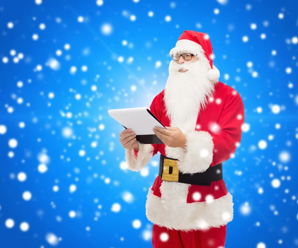 Людина в костюмі Санта Клауса з блокнотом — стокове фото
