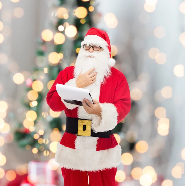 Man in kostuum van de kerstman met Kladblok — Stockfoto