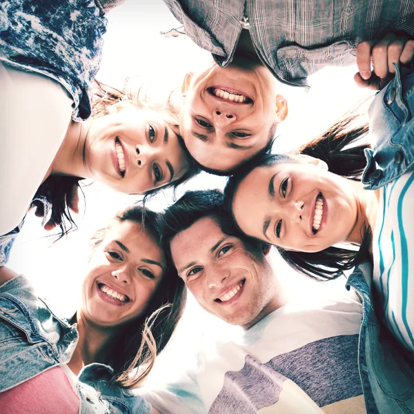 Groep tieners neer te kijken Stockfoto