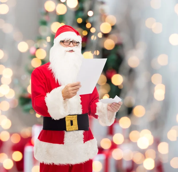 Mann im Kostüm von Weihnachtsmann mit Buchstaben — Stockfoto