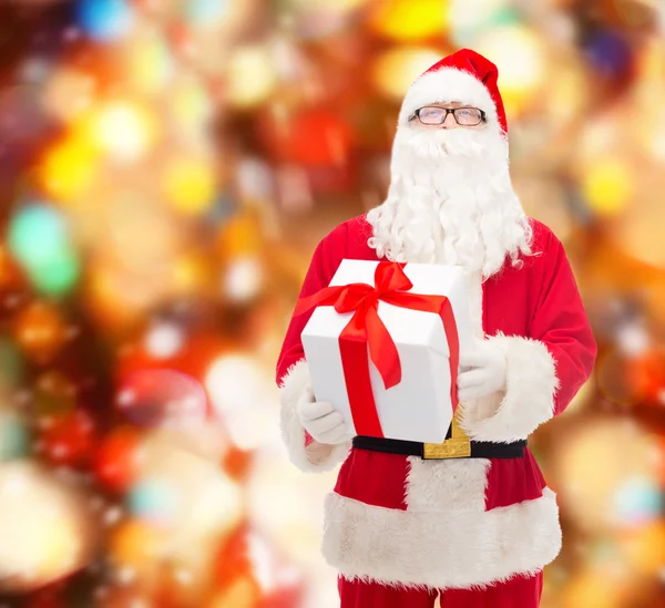 Homme en costume de Père Noël claus avec boîte cadeau — Photo