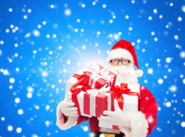 Hombre disfrazado de santa claus con cajas de regalo —  Fotos de Stock