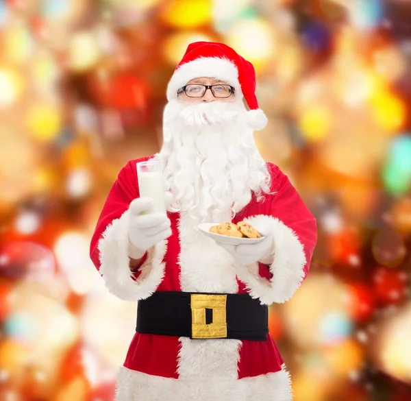 Santa Claus con vaso de leche y galletas —  Fotos de Stock
