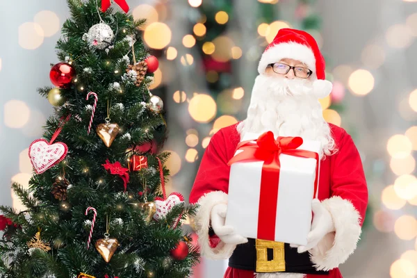 Homem em traje de santa claus com caixa de presente — Fotografia de Stock