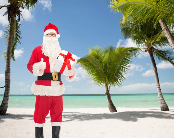 Man in kostuum van de kerstman met doos van de gift — Stockfoto