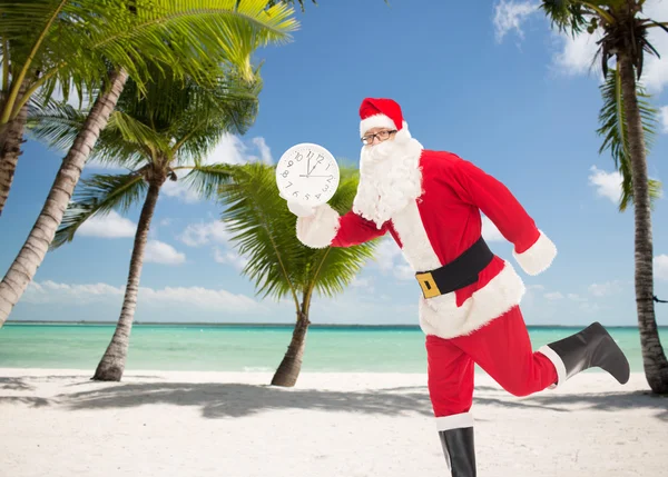 Homme en costume de Père Noël claus avec horloge — Photo