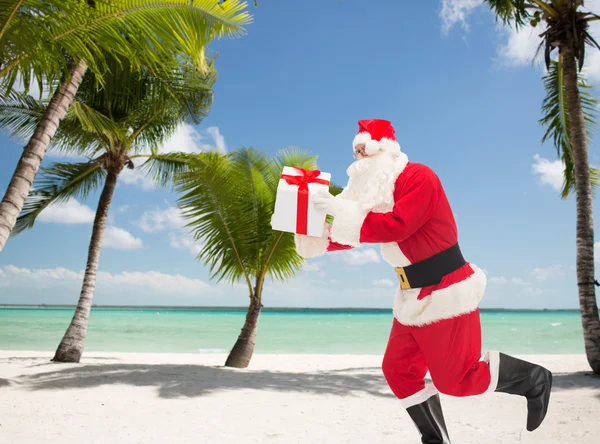 Homme en costume de Père Noël claus avec boîte cadeau — Photo