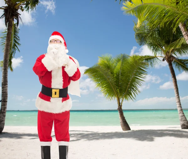 Homem em traje de santa claus com saco — Fotografia de Stock