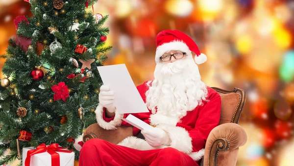 Man in costume of santa claus with letter — Stock Photo, Image