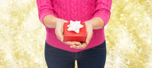 Primer plano de la mujer en suéter rosa celebración caja de regalo — Foto de Stock