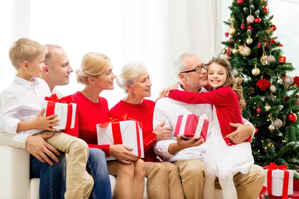 Gülümseyen aile ile evde hediye — Stok fotoğraf