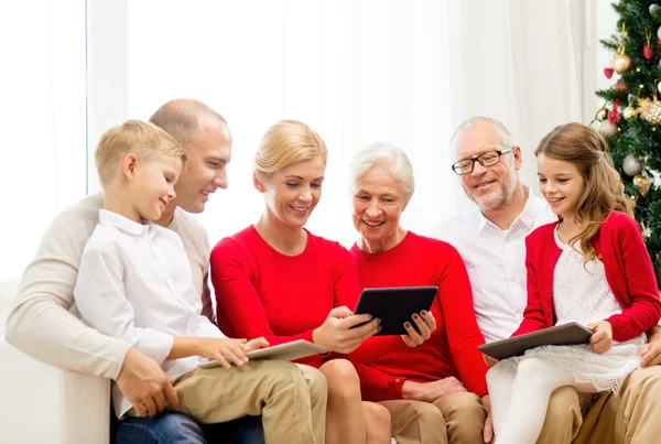 Ler familj med tablet pc-datorer hemma — Stockfoto