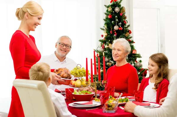 Leende familj att ha semester middag hemma — Stockfoto