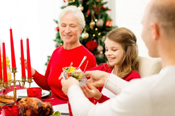 Leende familj att ha semester middag hemma — Stockfoto