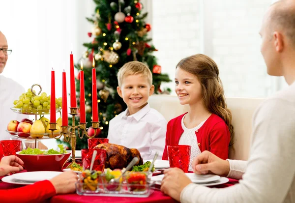 Усміхнена сім'я відпочиває вечеря вдома — стокове фото