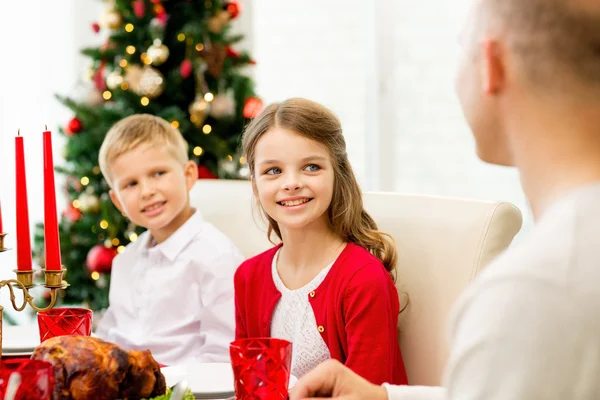 Sorrindo família tendo jantar de férias em casa — Fotografia de Stock