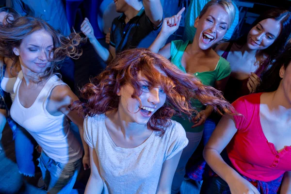 Smiling friends dancing in club — Stock Photo, Image