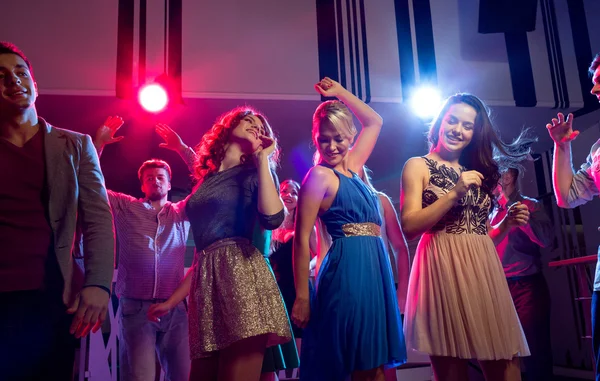 Amigos sonrientes bailando en el club — Foto de Stock