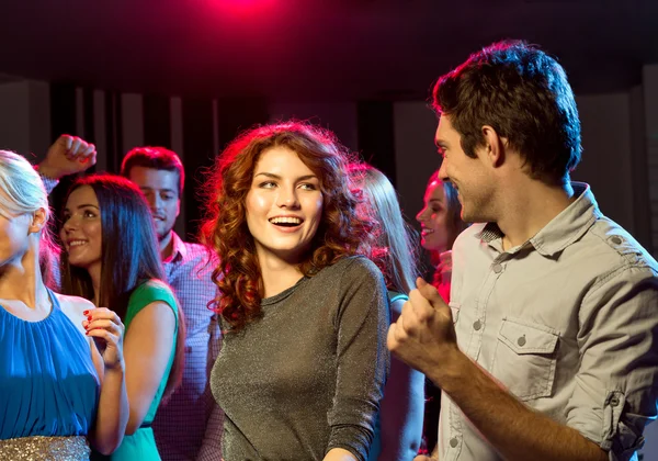 Amigos sonrientes bailando en el club — Foto de Stock