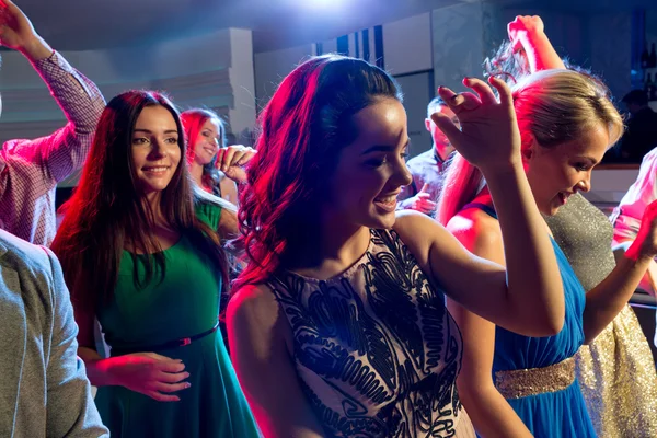 Lachende vrienden dansen in de club — Stockfoto