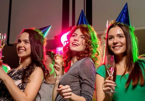 Smiling friends with glasses of champagne in club — Stock Photo, Image